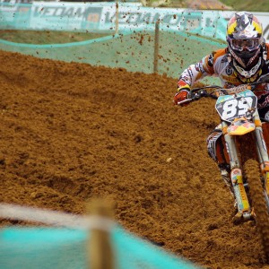 九游娱乐APP-“泥泞激战：雨后泥地上的疯狂追逐”，泥泞的雨天