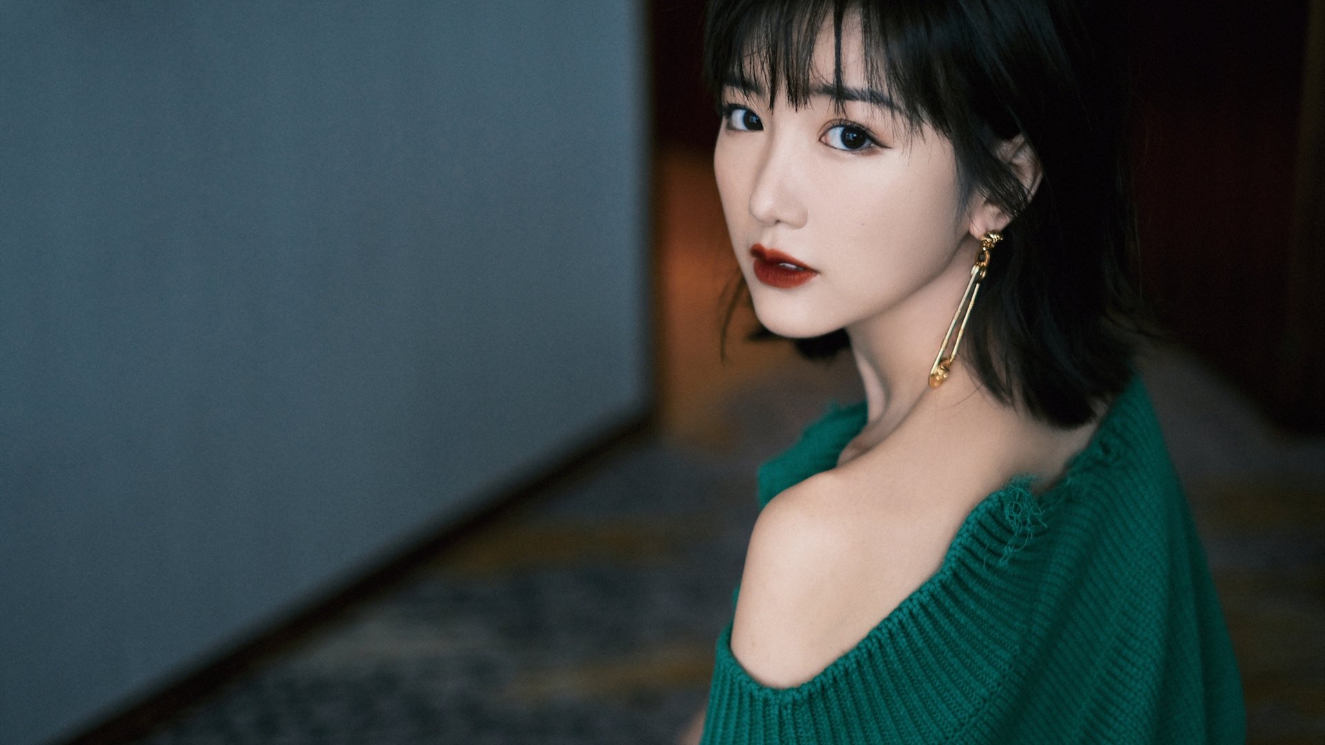 _未来科技展：机器人运动员与真人比赛同台竞技_，机器人与人的比赛
