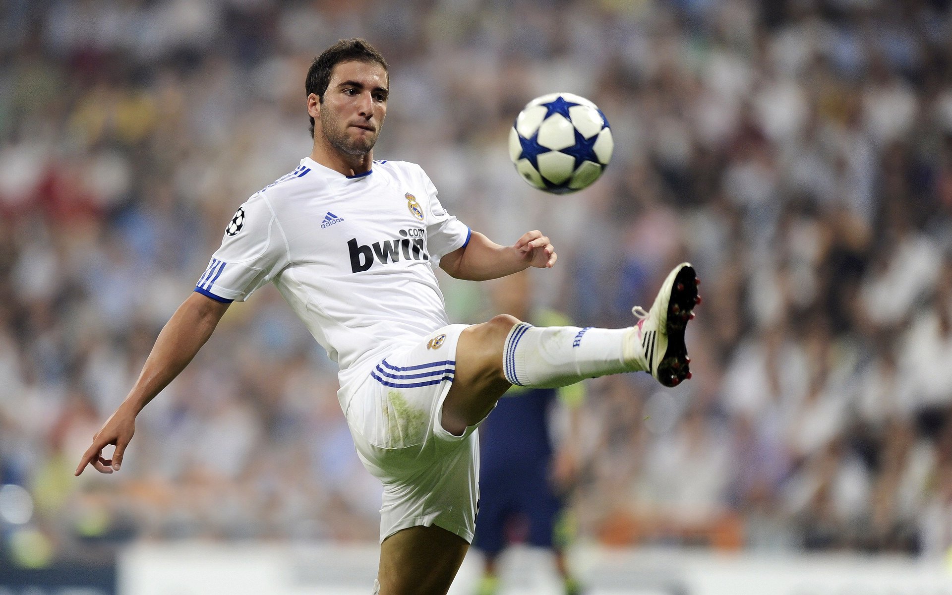 九游网页版官网-施瓦茨与对手形成激烈缠斗，施瓦茨德国