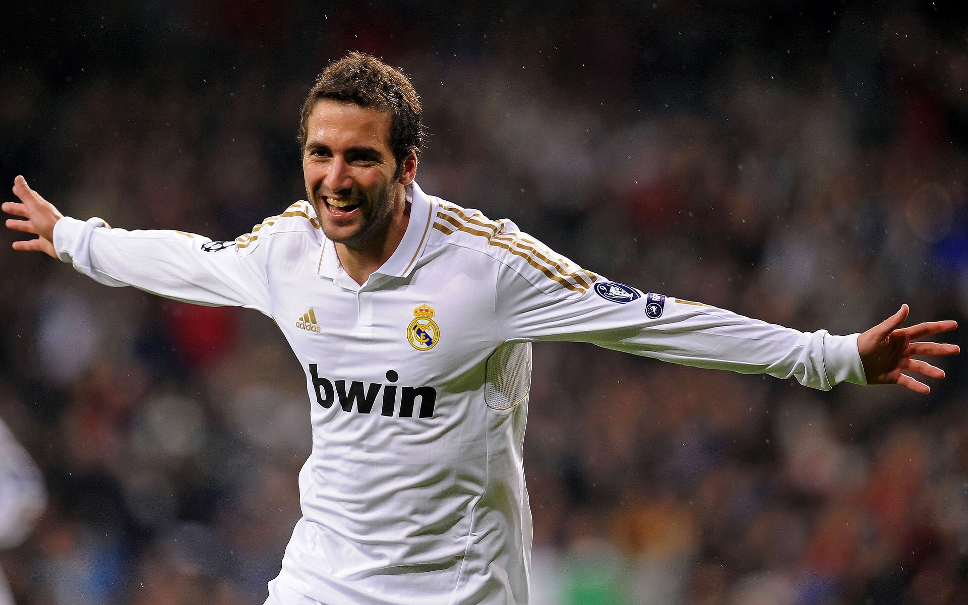 台风过后海边冲浪赛，迎风破浪展英姿，台风即将过去 海面少了波浪